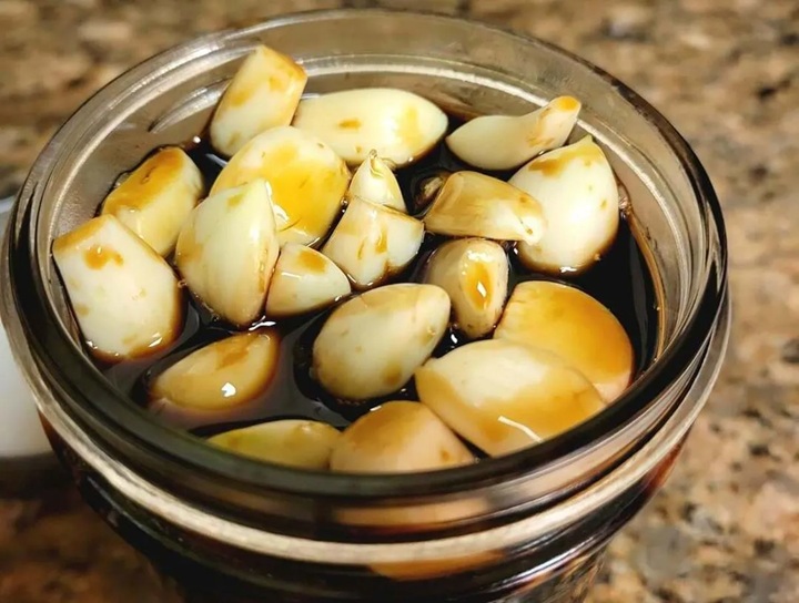 نکات درست کردن بهتر سیرترشی؛ راز خوش‌طعم شدن سیرترشی خانگی